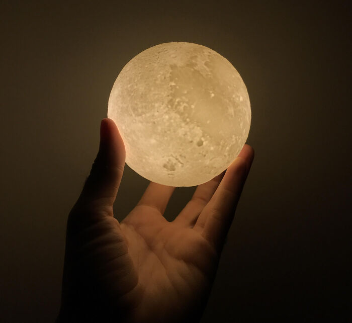 Esta lámpara de luna 3D