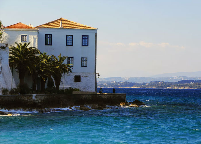 30 Things That Super Rich People Actually Spend Their Money On, As Shared By People Who've Worked For Them