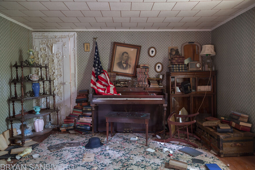 I Stumbled Upon An Abandoned Dentist's House In Connecticut Filled With Vintage Stuff (24 Pics)