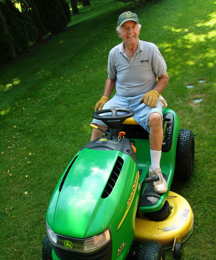 29 Outdated Words And Phrases Some Older Folks Use That Puzzle Millennials And Gen Zers In This Online Group