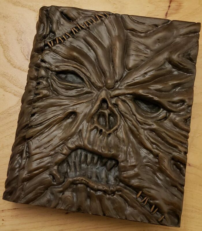 Imprimí y pinté mi propio Necronomicon. ¿Qué es lo peor que puede suceder?