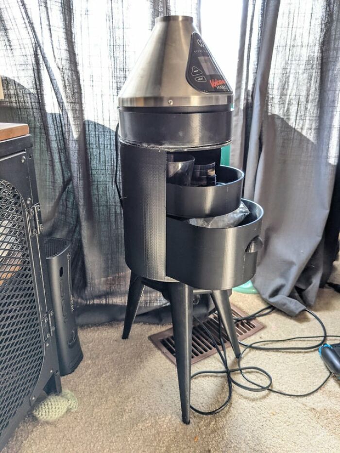 Roommates Kept Stealing The Coffee Table To Put Their Vaporizer On, I Had Enough And Decided To Model And Print A Custom Table For It