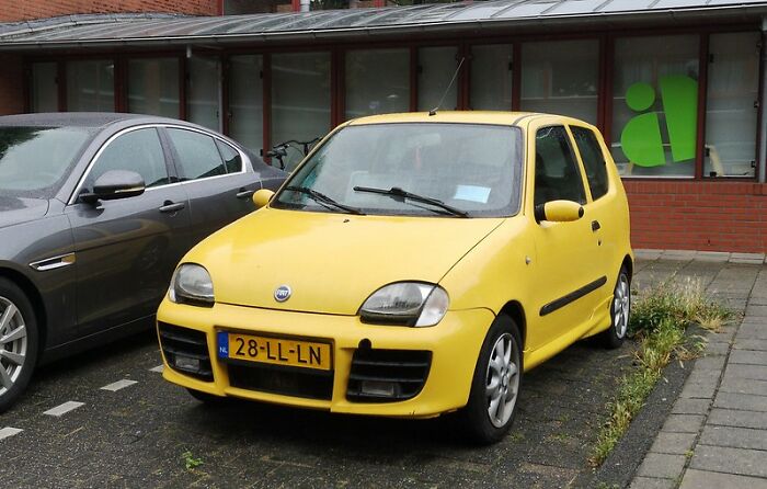 A Member Of This Online Group Asked "Without Mentioning Your Country’s Name, Which Brand Identifies Where You’re From?", And Here Are 30 Of The Most Interesting Answers