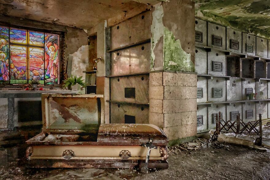 The Sad And Terrifying Abandoned Mausoleum The Sad And Terrifying Abandoned Mausoleum