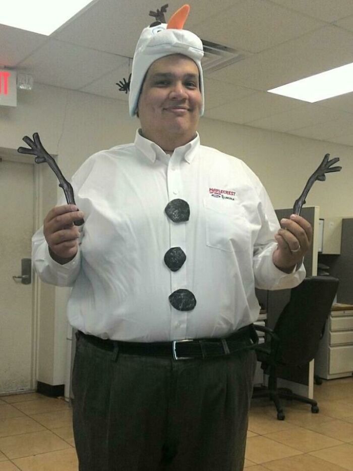 Man in simple Halloween costume with Olaf hat, buttons, and twig arms, showing creative easy Halloween costume idea.