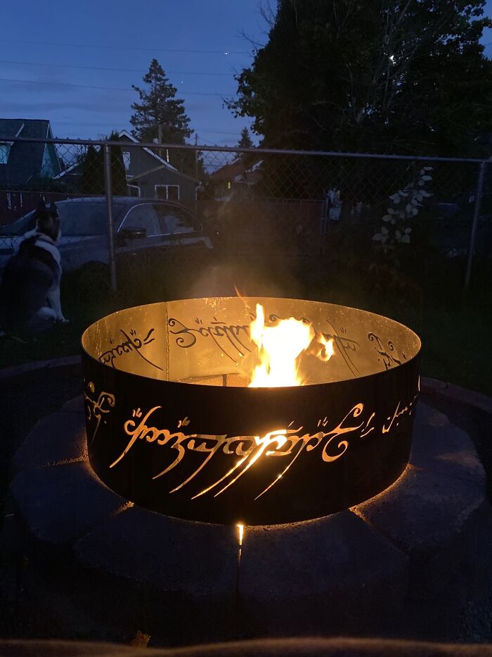 Contenedor para hogueras en forma del Anillo único