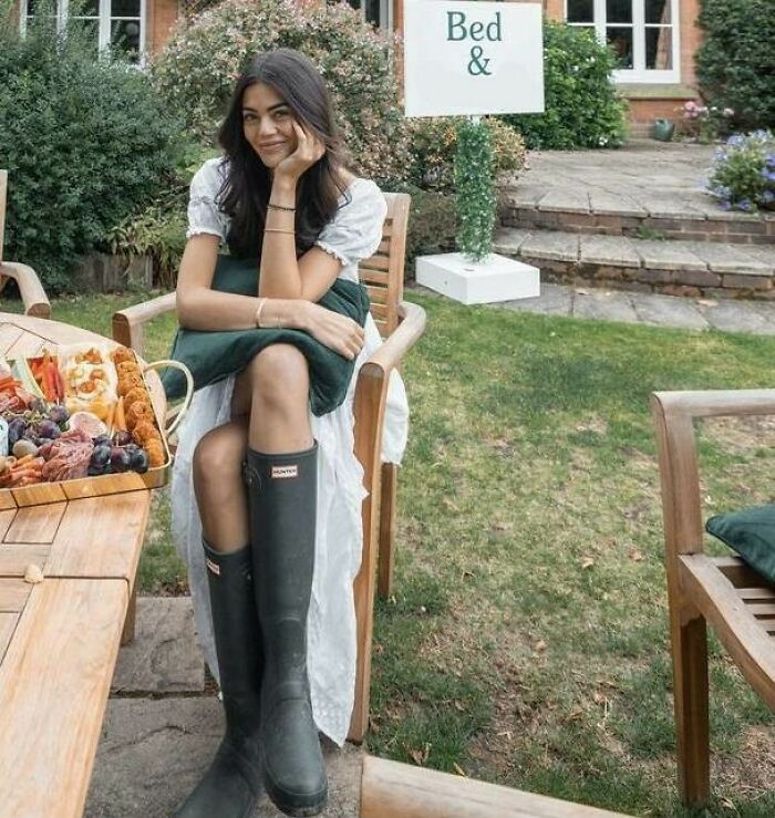 She Always Tries To Make Herself Look Taller, But This Is Just Way Off