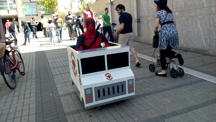 Man Uses Wheelchair To Create Ultimate Deadpool Cosplay At Oakcity Comiccon