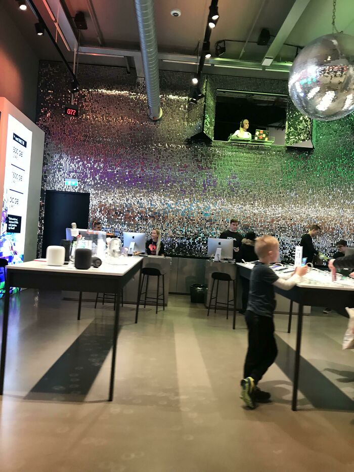 DJ In Icelandic Mall Phone Store