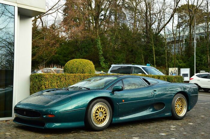 Jaguar XJ220