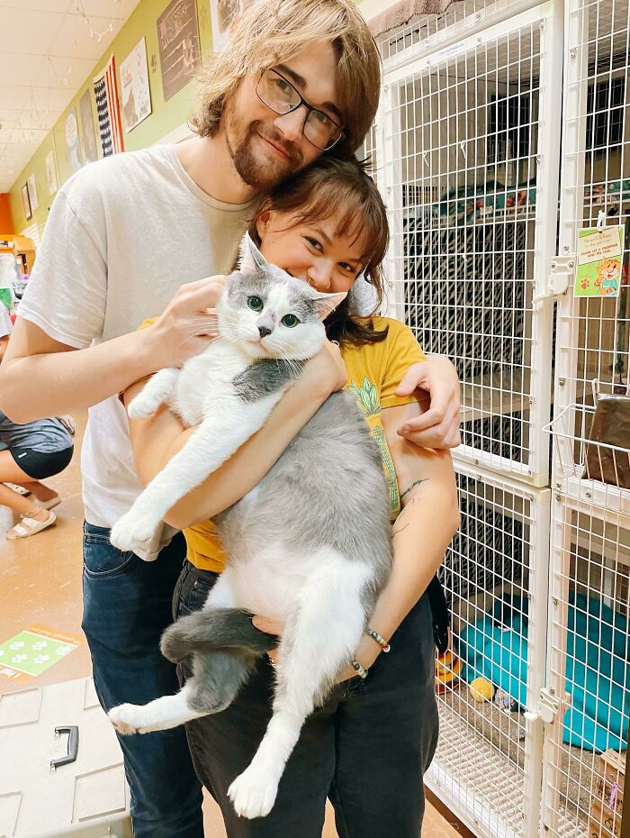 Mi novio y yo adoptamos recientemente a este niño grande. Tiene dos años