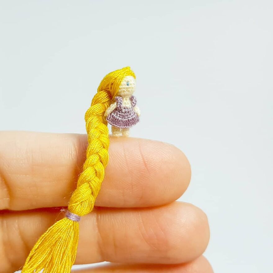 Artist Creates Crochet Animals So Tiny They Fit At Your Fingertips