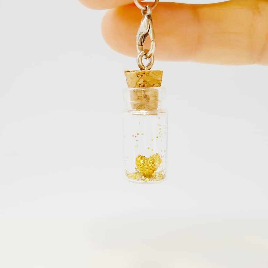 Artist Creates Crochet Animals So Tiny They Fit At Your Fingertips