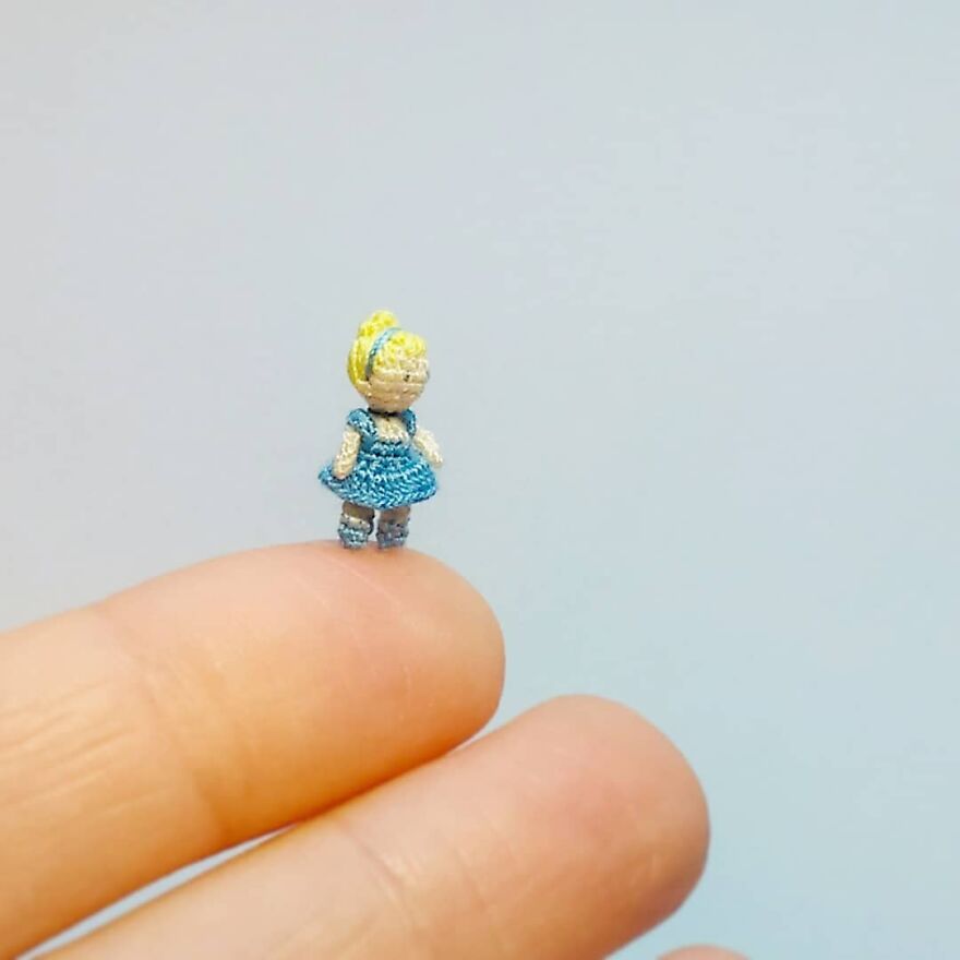 Artist Creates Crochet Animals So Tiny They Fit At Your Fingertips