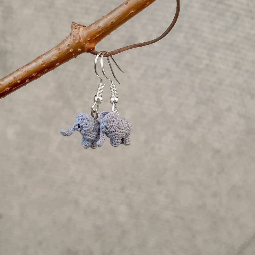 Artist Creates Crochet Animals So Tiny They Fit At Your Fingertips