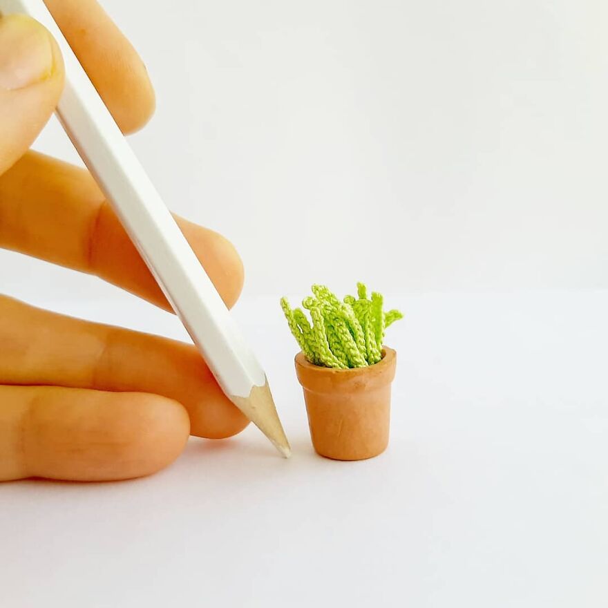 Artist Creates Crochet Animals So Tiny They Fit At Your Fingertips