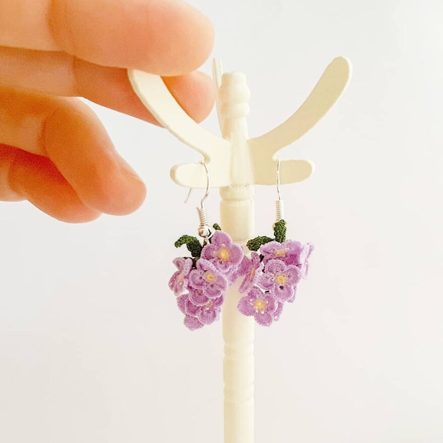 Artist Creates Crochet Animals So Tiny They Fit At Your Fingertips