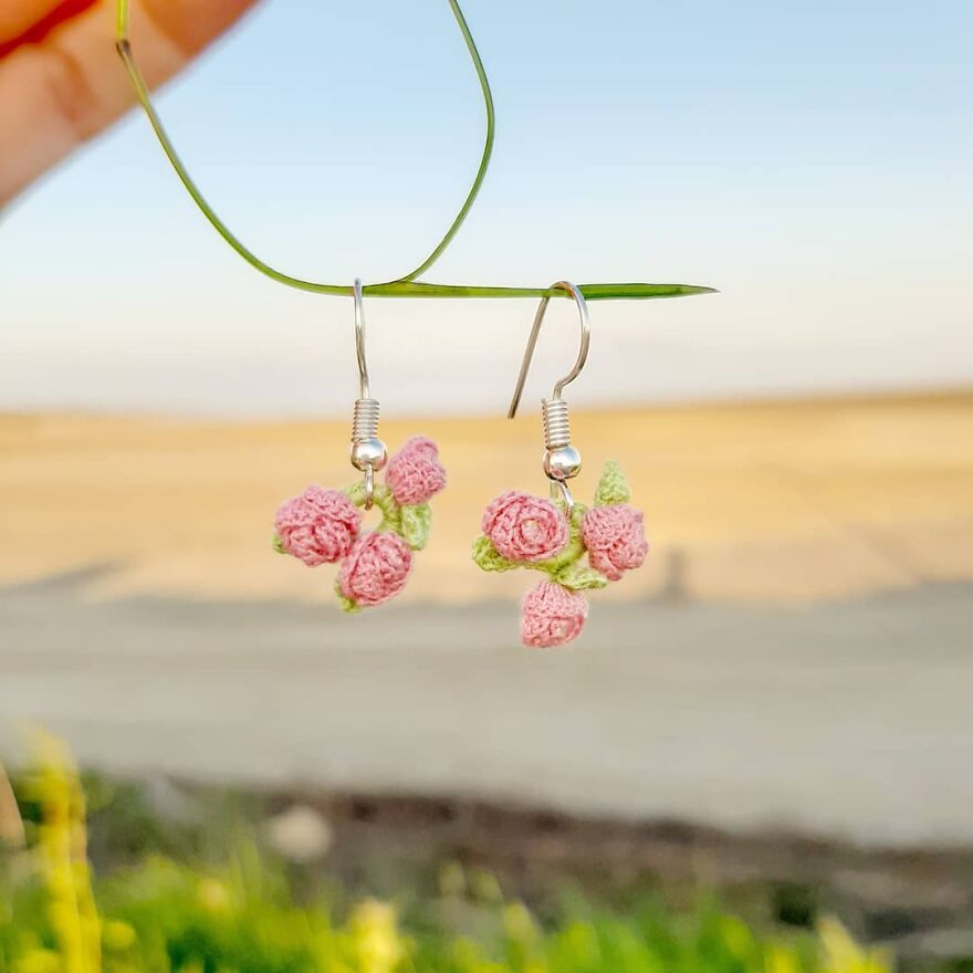 Artist Creates Crochet Animals So Tiny They Fit At Your Fingertips