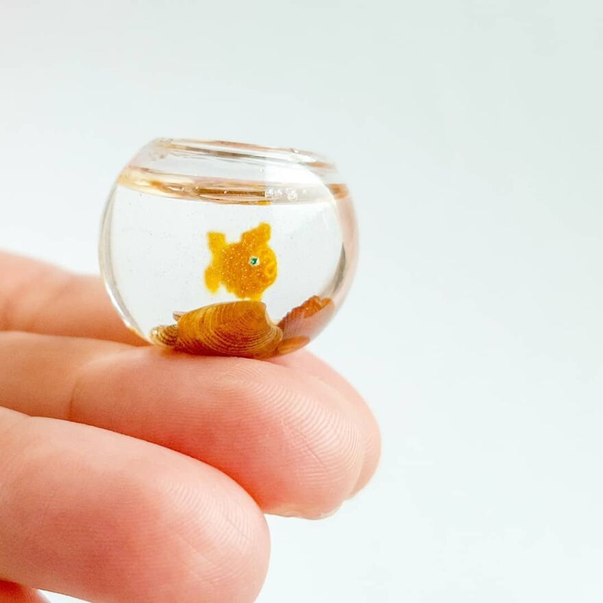 Artist Creates Crochet Animals So Tiny They Fit At Your Fingertips