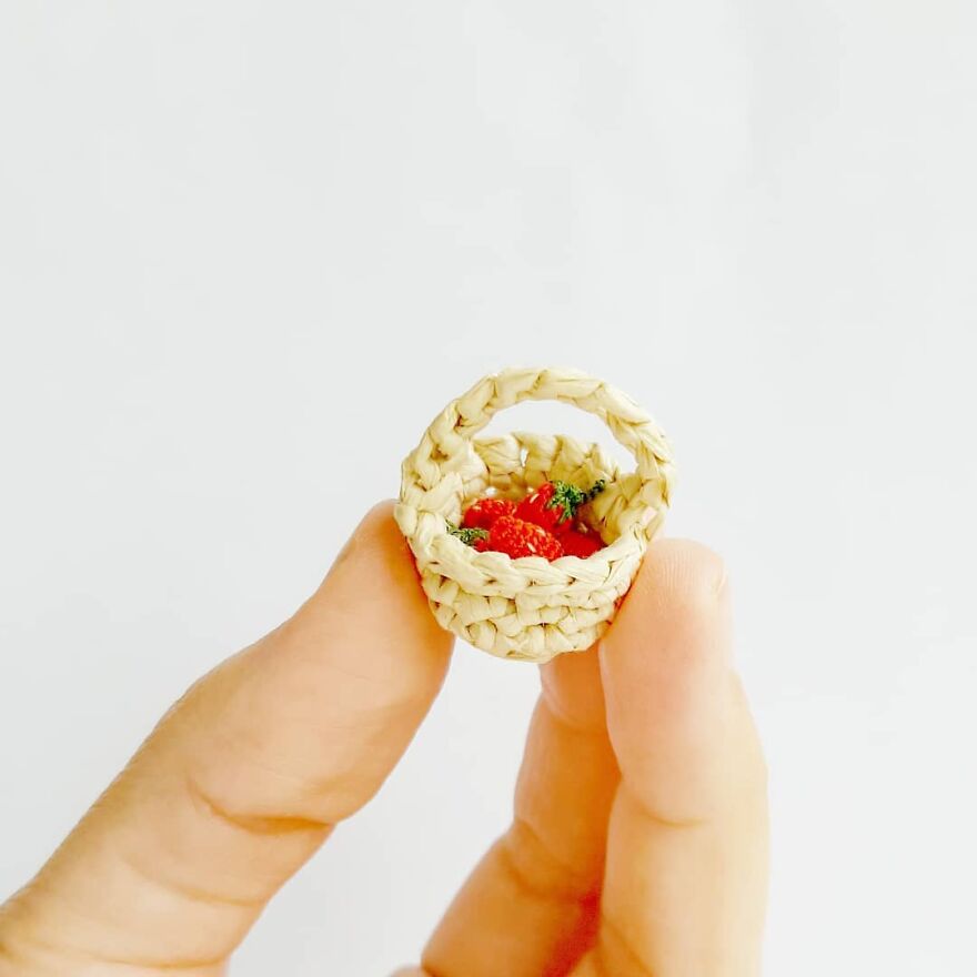 Artist Creates Crochet Animals So Tiny They Fit At Your Fingertips