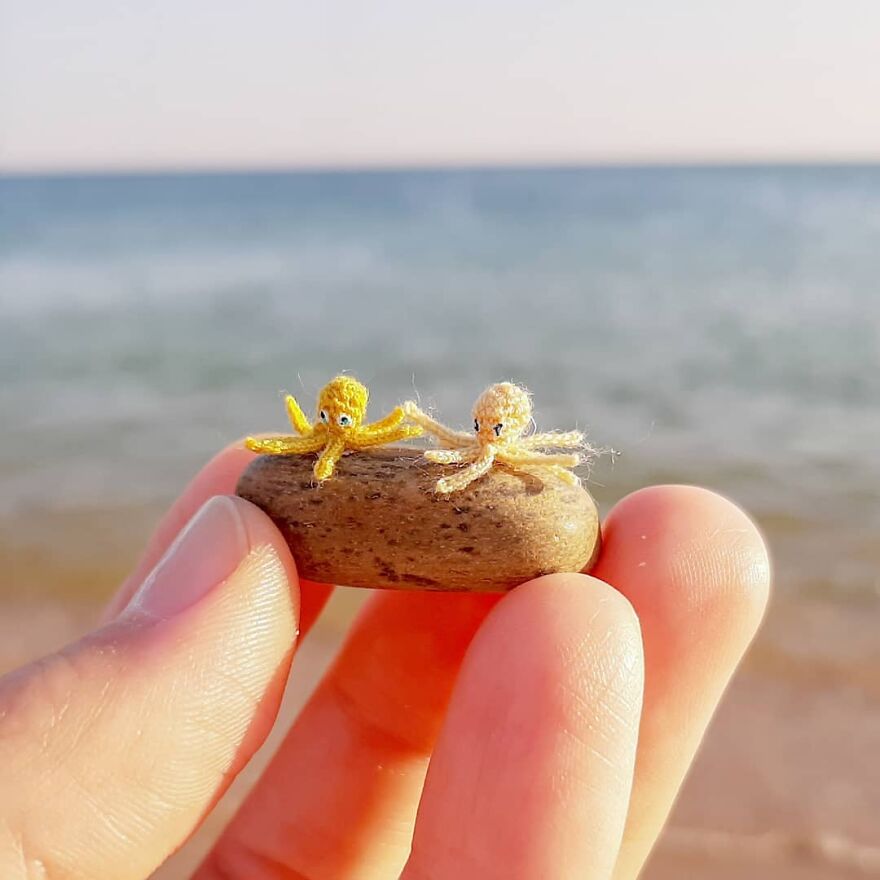 Artist Creates Crochet Animals So Tiny They Fit At Your Fingertips