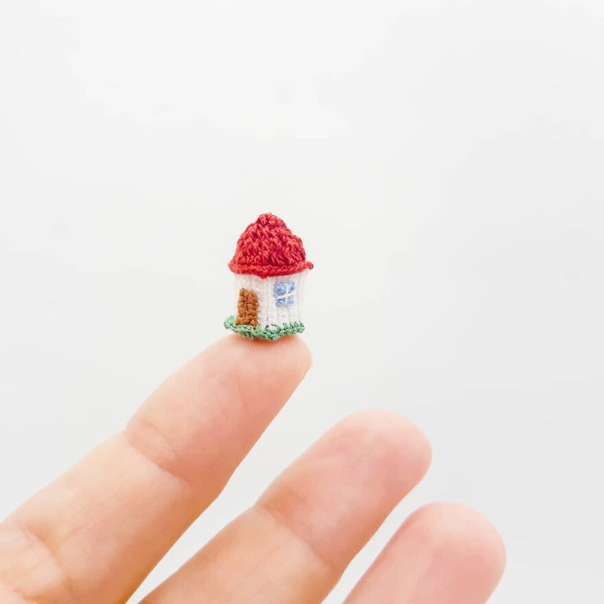 Artist Creates Crochet Animals So Tiny They Fit At Your Fingertips