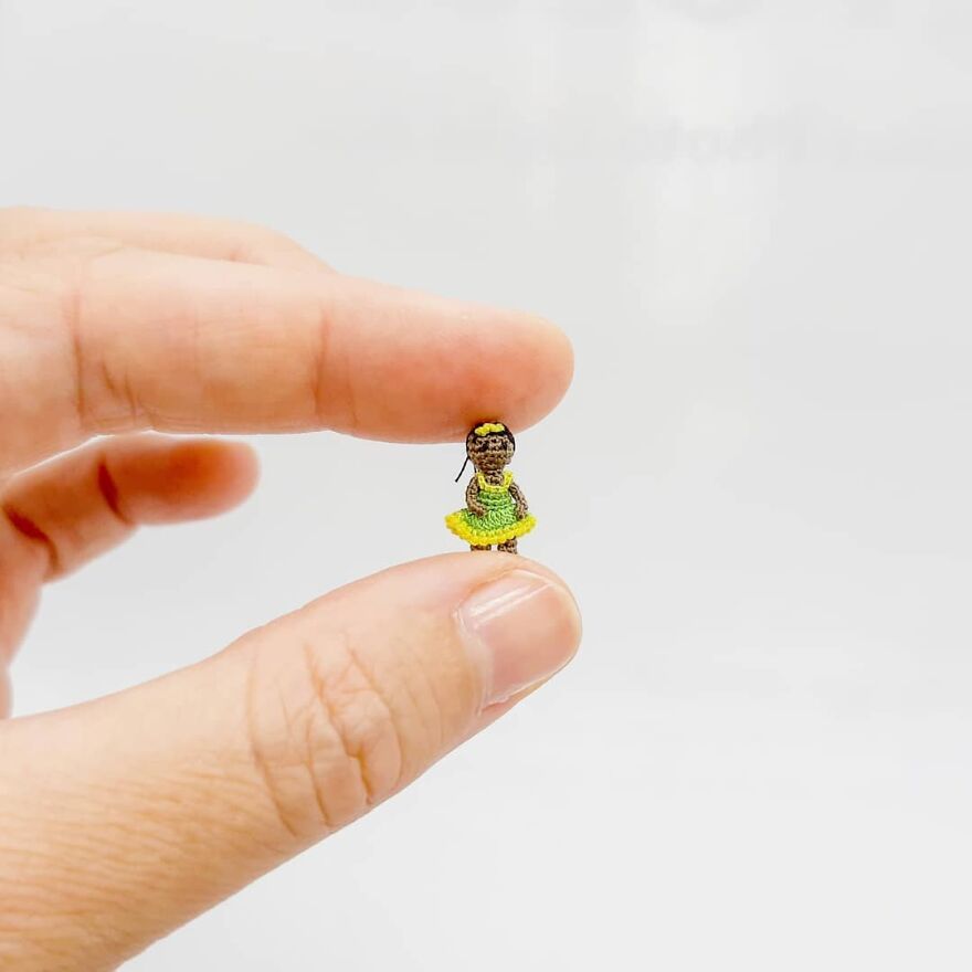 Artist Creates Crochet Animals So Tiny They Fit At Your Fingertips