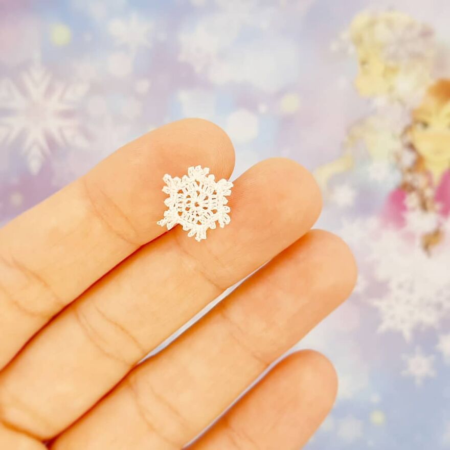 Artist Creates Crochet Animals So Tiny They Fit At Your Fingertips