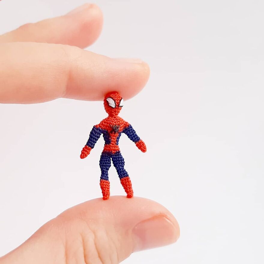 Artist Creates Crochet Animals So Tiny They Fit At Your Fingertips