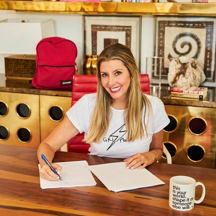 CEO Gives All Of Her 500+ Employees $10,000 Each And Two First-Class Tickets To Anywhere In The World CEO Gives All Of Her 500+ Employees $10,000 Each And Two First-Class Tickets To Anywhere In The World