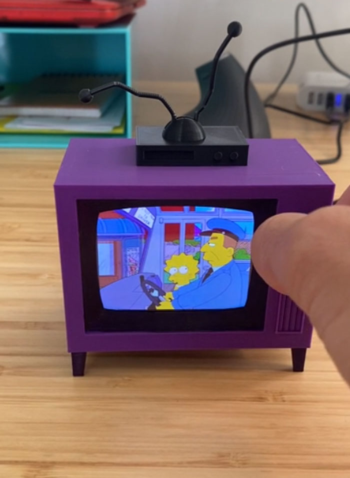 Diseñé e imprimí un televisor de los Simpsons que funciona. Puedes ver las primeras 11 temporadas al azar sin internet. ¡Las perillas también funcionan!