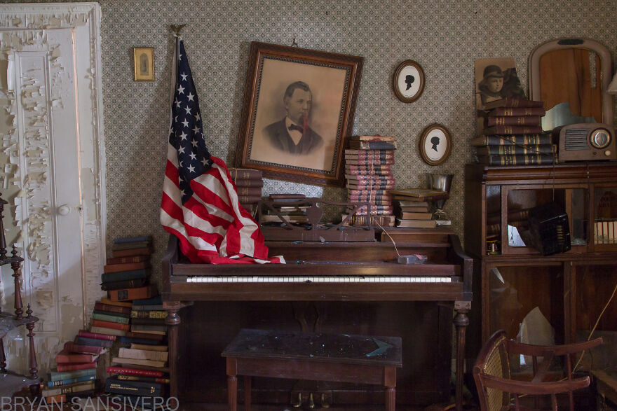 I Stumbled Upon An Abandoned Dentist's House In Connecticut Filled With Vintage Stuff (24 Pics)