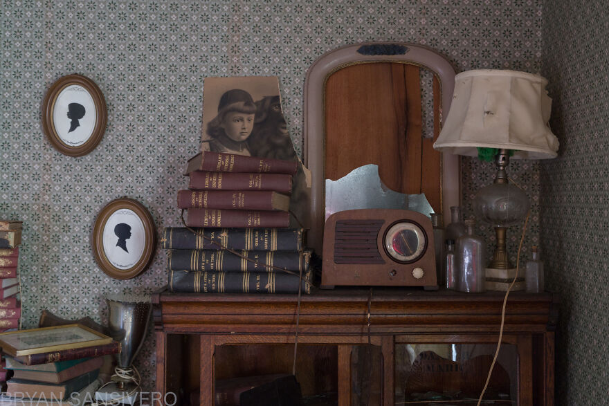 I Stumbled Upon An Abandoned Dentist's House In Connecticut Filled With Vintage Stuff (24 Pics)