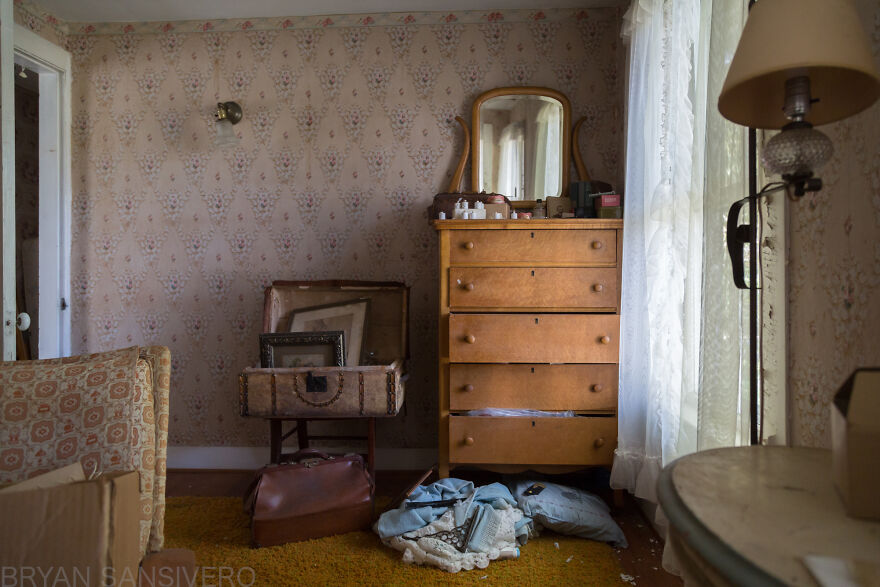 I Stumbled Upon An Abandoned Dentist's House In Connecticut Filled With Vintage Stuff (24 Pics)