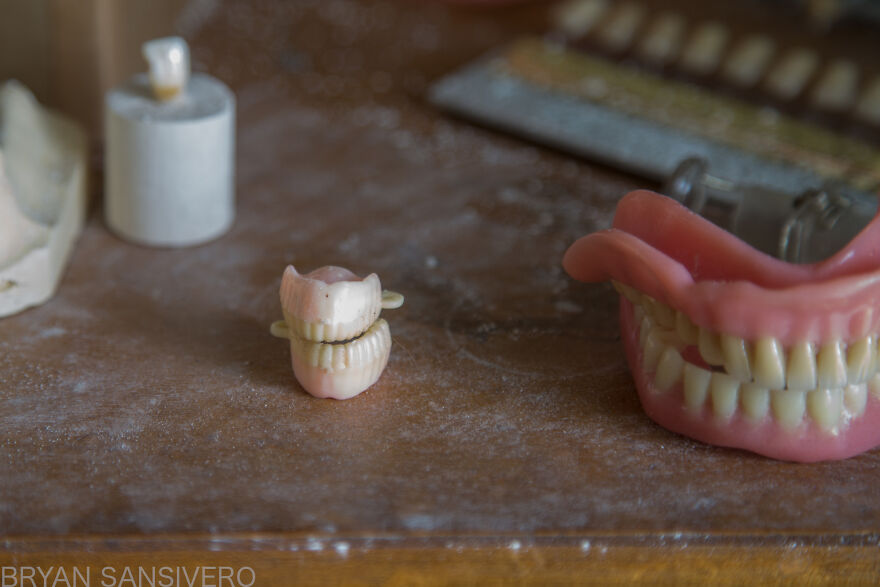I Stumbled Upon An Abandoned Dentist's House In Connecticut Filled With Vintage Stuff (24 Pics)