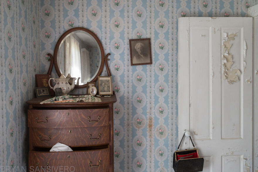 I Stumbled Upon An Abandoned Dentist's House In Connecticut Filled With Vintage Stuff (24 Pics)