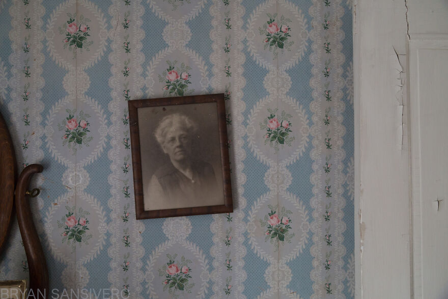 I Stumbled Upon An Abandoned Dentist's House In Connecticut Filled With Vintage Stuff (24 Pics)