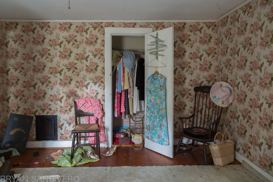 I Stumbled Upon An Abandoned Dentist's House In Connecticut Filled With Vintage Stuff (24 Pics)