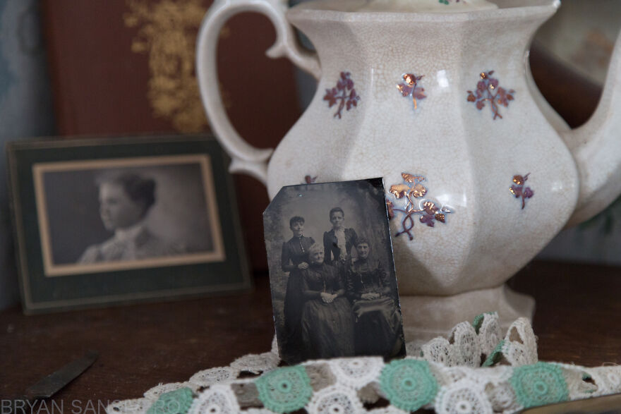 I Stumbled Upon An Abandoned Dentist's House In Connecticut Filled With Vintage Stuff (24 Pics)