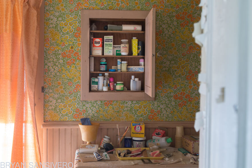I Stumbled Upon An Abandoned Dentist's House In Connecticut Filled With Vintage Stuff (24 Pics)