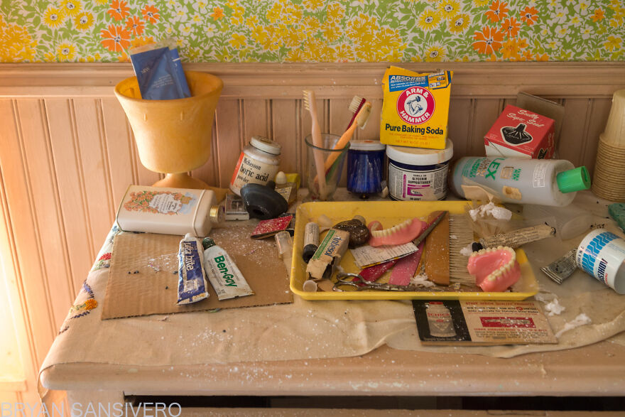 I Stumbled Upon An Abandoned Dentist's House In Connecticut Filled With Vintage Stuff (24 Pics)