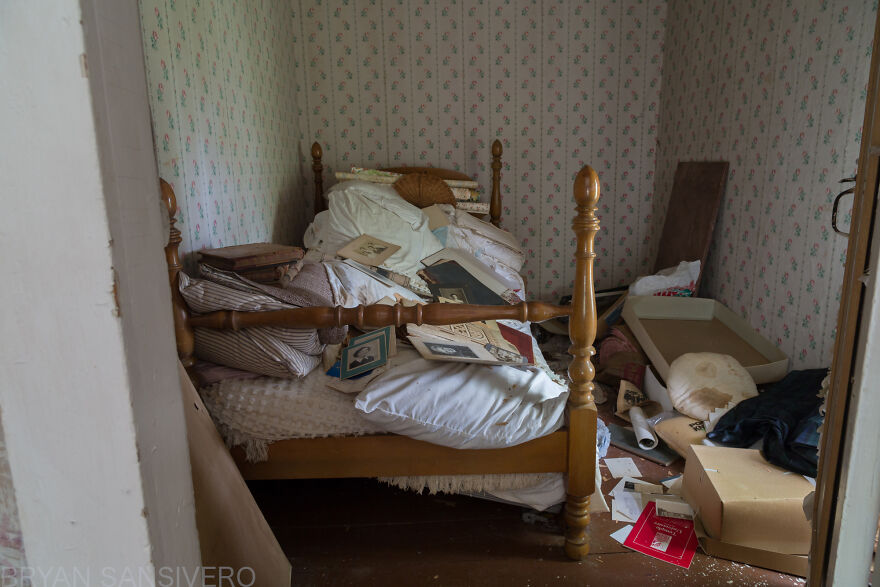 I Stumbled Upon An Abandoned Dentist's House In Connecticut Filled With Vintage Stuff (24 Pics)