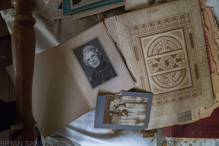 I Stumbled Upon An Abandoned Dentist's House In Connecticut Filled With Vintage Stuff (24 Pics)