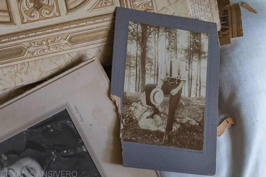 I Stumbled Upon An Abandoned Dentist's House In Connecticut Filled With Vintage Stuff (24 Pics)