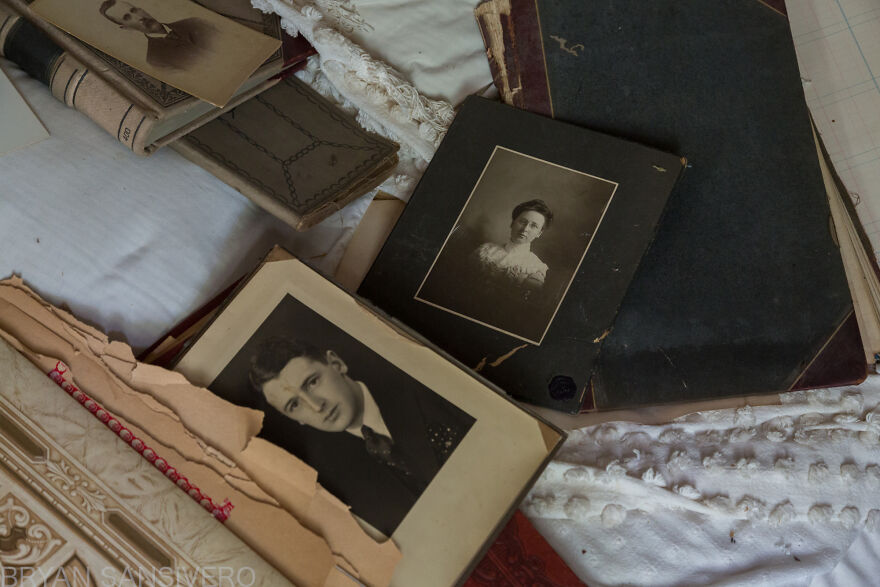 I Stumbled Upon An Abandoned Dentist's House In Connecticut Filled With Vintage Stuff (24 Pics)