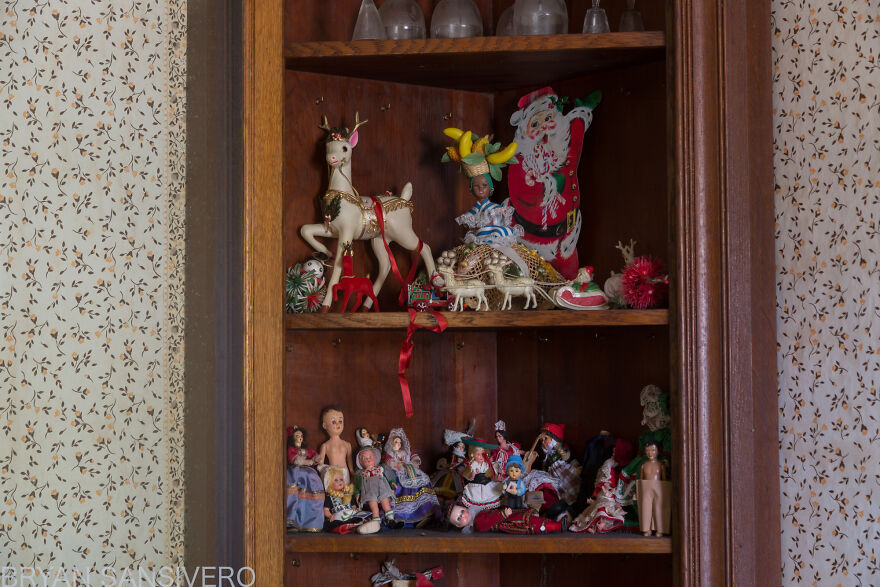 I Stumbled Upon An Abandoned Dentist's House In Connecticut Filled With Vintage Stuff (24 Pics)