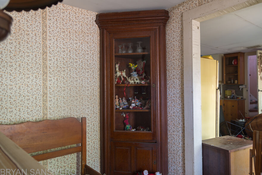I Stumbled Upon An Abandoned Dentist's House In Connecticut Filled With Vintage Stuff (24 Pics)