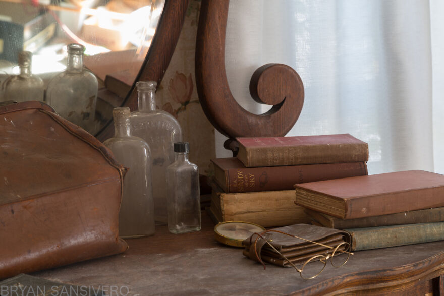 I Stumbled Upon An Abandoned Dentist's House In Connecticut Filled With Vintage Stuff (24 Pics)