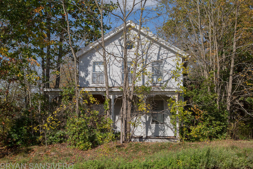 I Stumbled Upon An Abandoned Dentist's House In Connecticut Filled With Vintage Stuff (24 Pics)