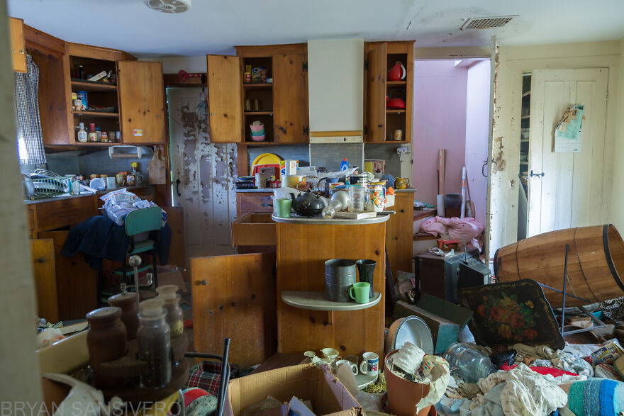 I Stumbled Upon An Abandoned Dentist's House In Connecticut Filled With Vintage Stuff (24 Pics)